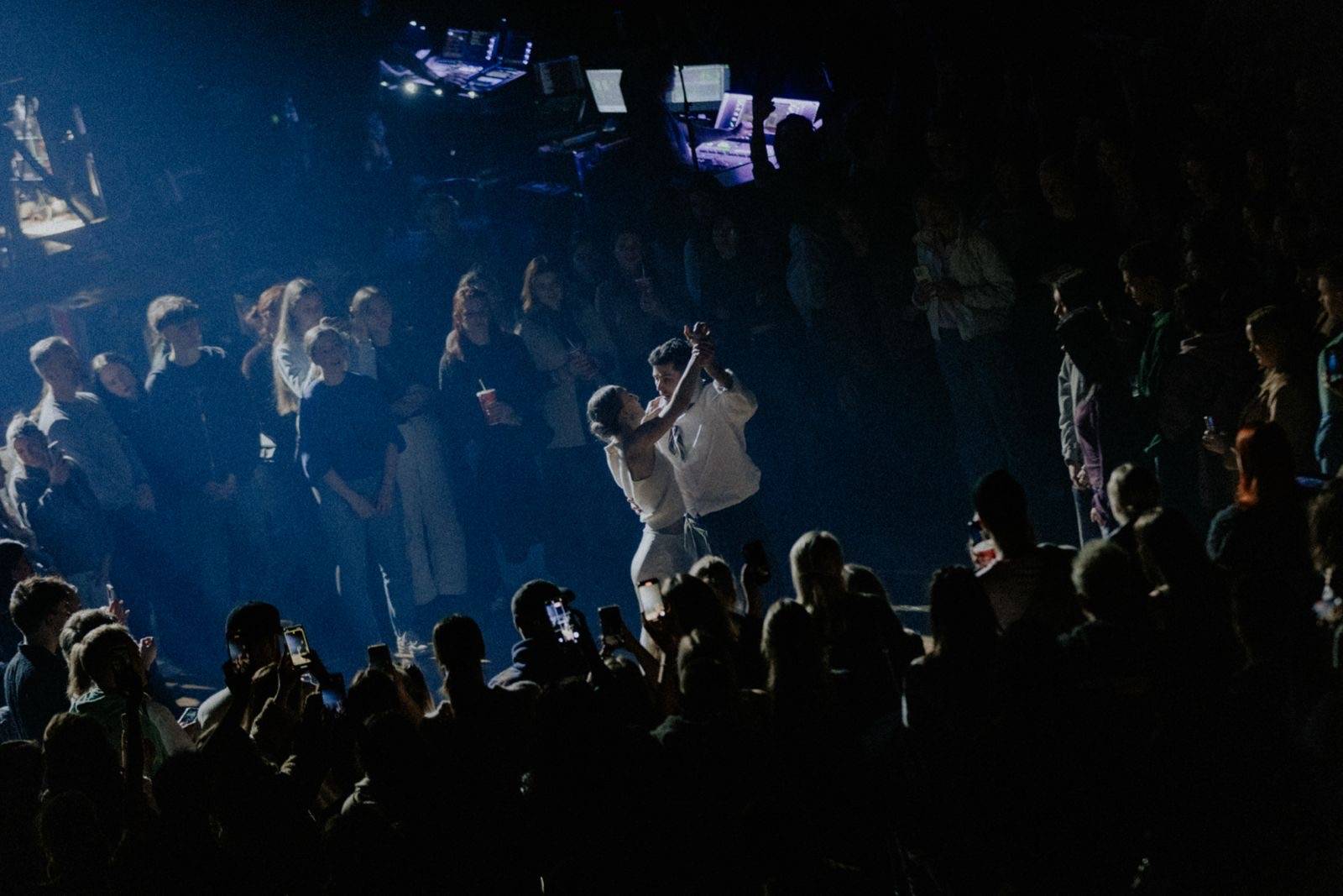 LIVE: Tom Odell ví, jak pracovat s emocemi. K slzám dohnal celou Sportovní halu v Praze