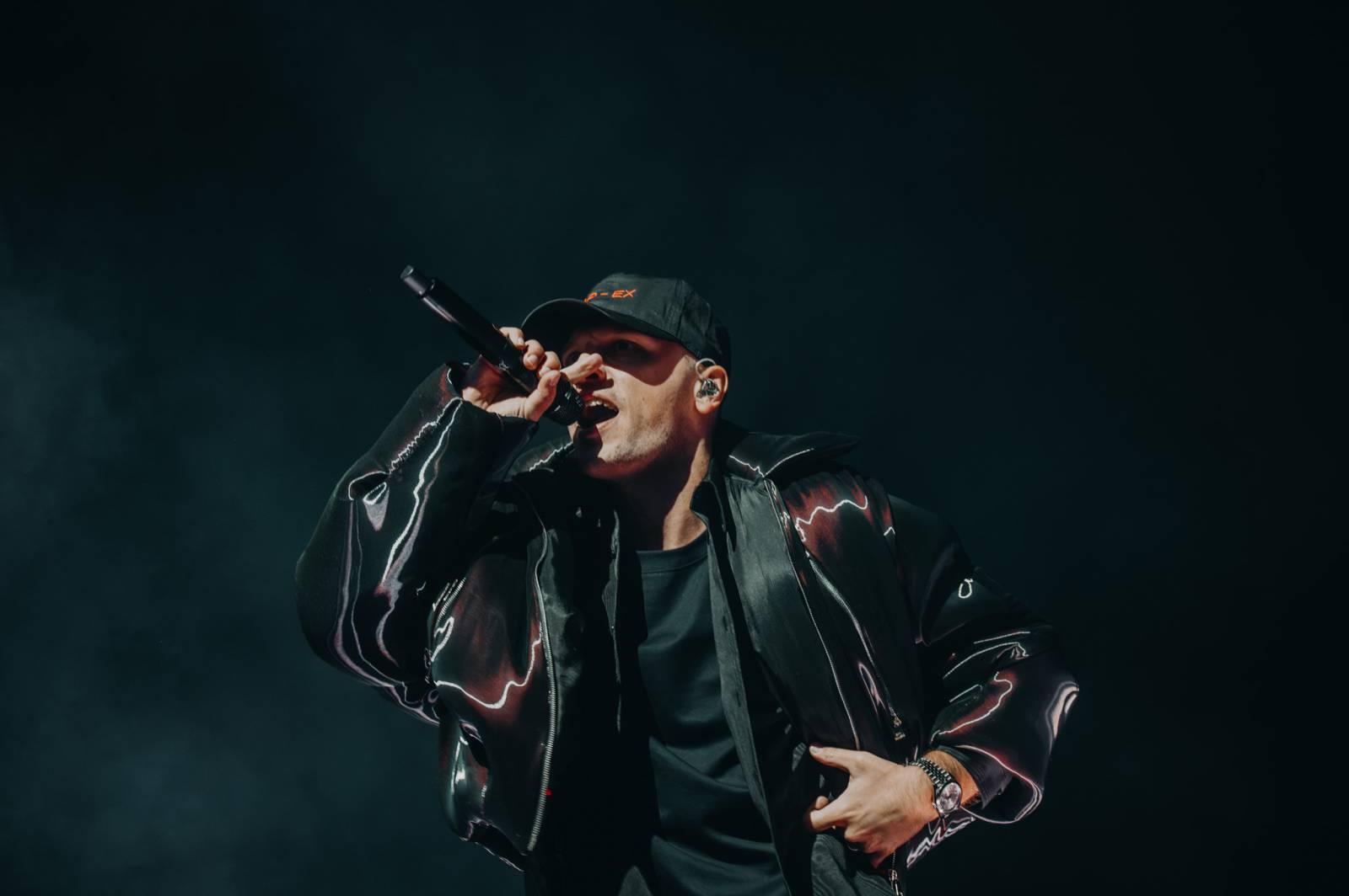 RECENZE: Viktor Sheen představuje své alter ego Buka. Je odvážnější a vtipnější