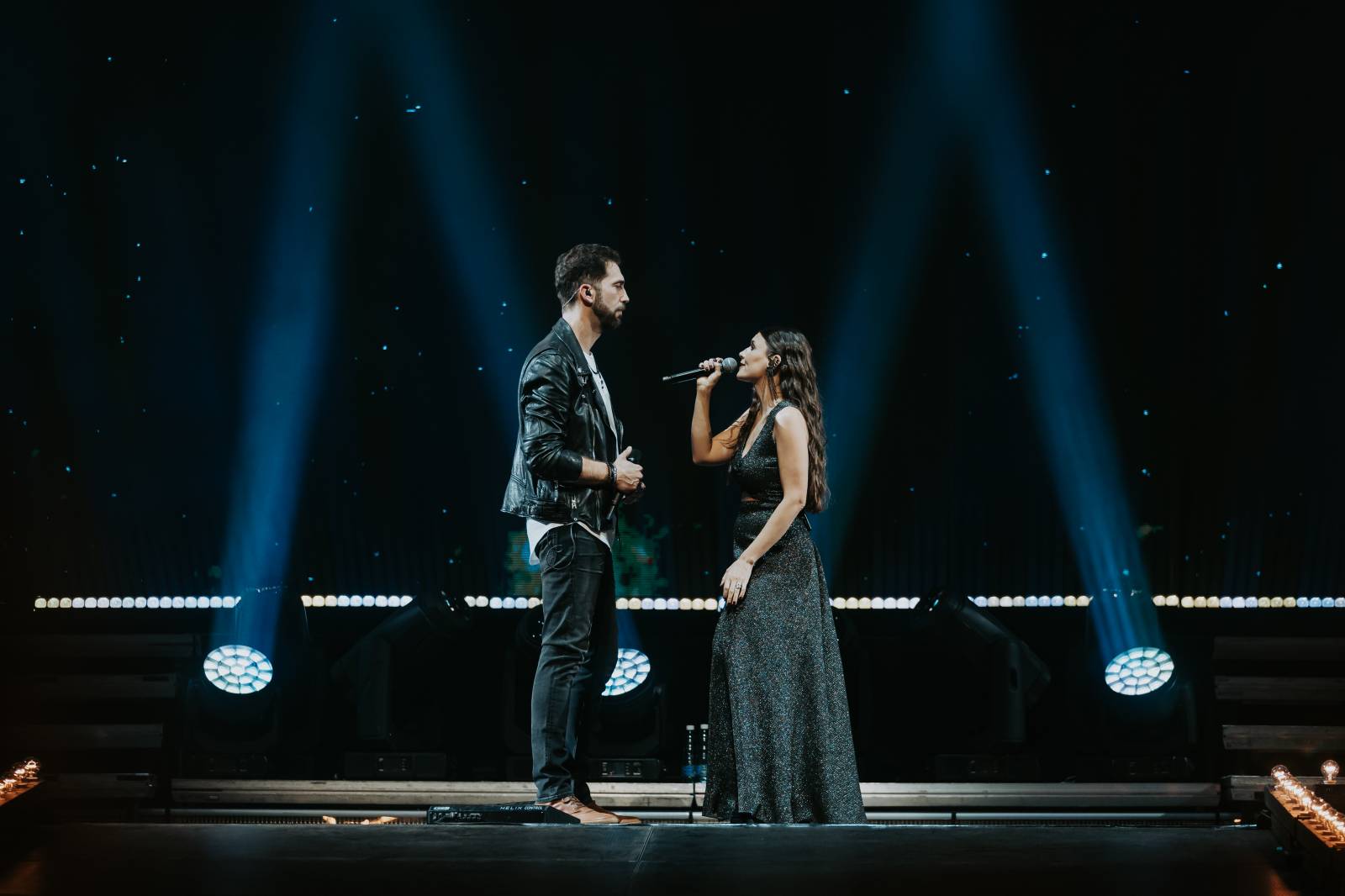 LIVE: Jelen si získal O2 arenu i bez efektů. Vsadil na čiré muzikantství a sílu svých písní