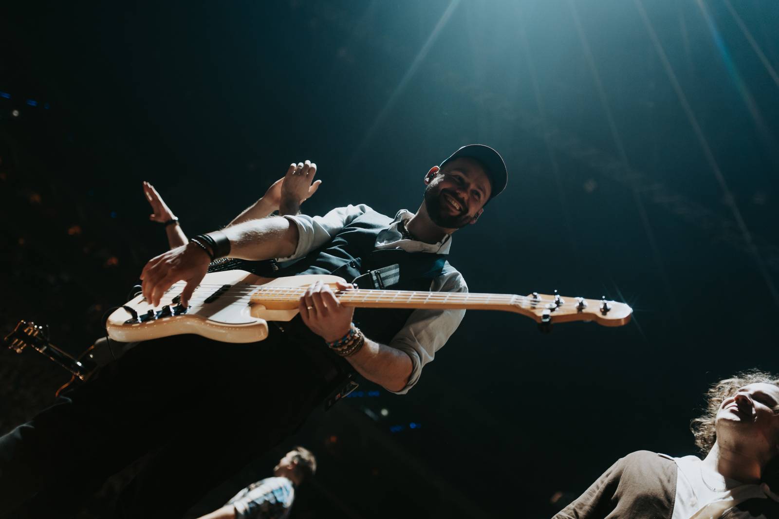 LIVE: Jelen si získal O2 arenu i bez efektů. Vsadil na čiré muzikantství a sílu svých písní