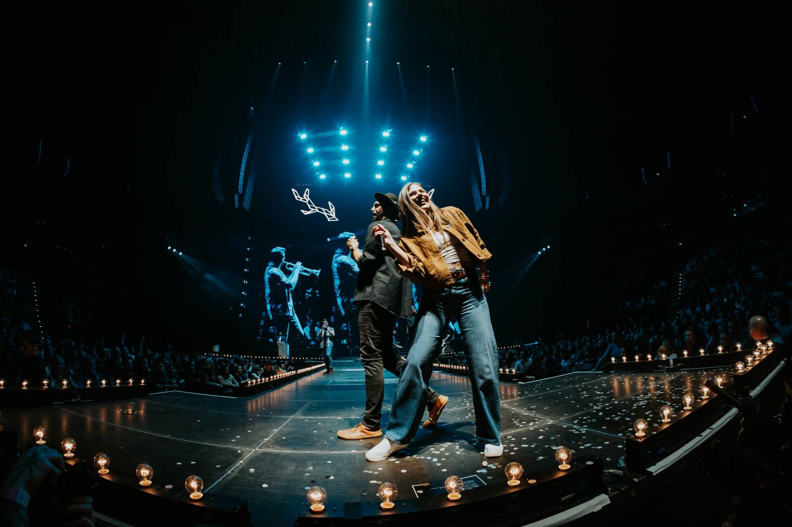 LIVE: Jelen si získal O2 arenu i bez efektů. Vsadil na čiré muzikantství a sílu svých písní