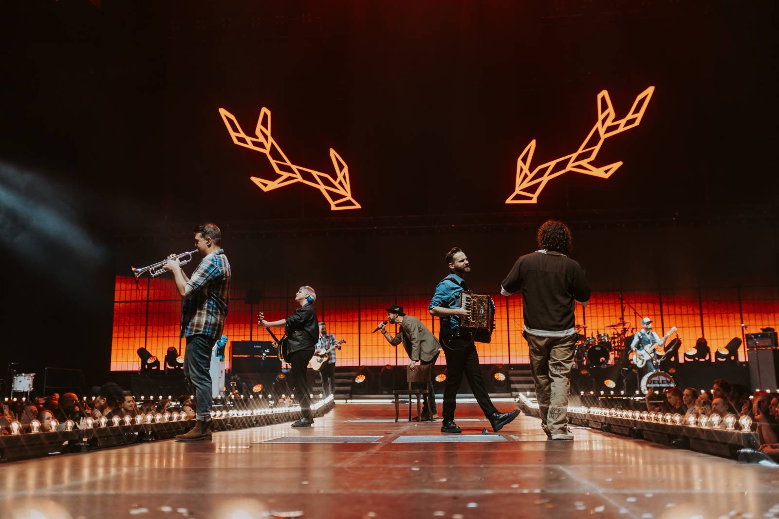 LIVE: Jelen si získal O2 arenu i bez efektů. Vsadil na čiré muzikantství a sílu svých písní