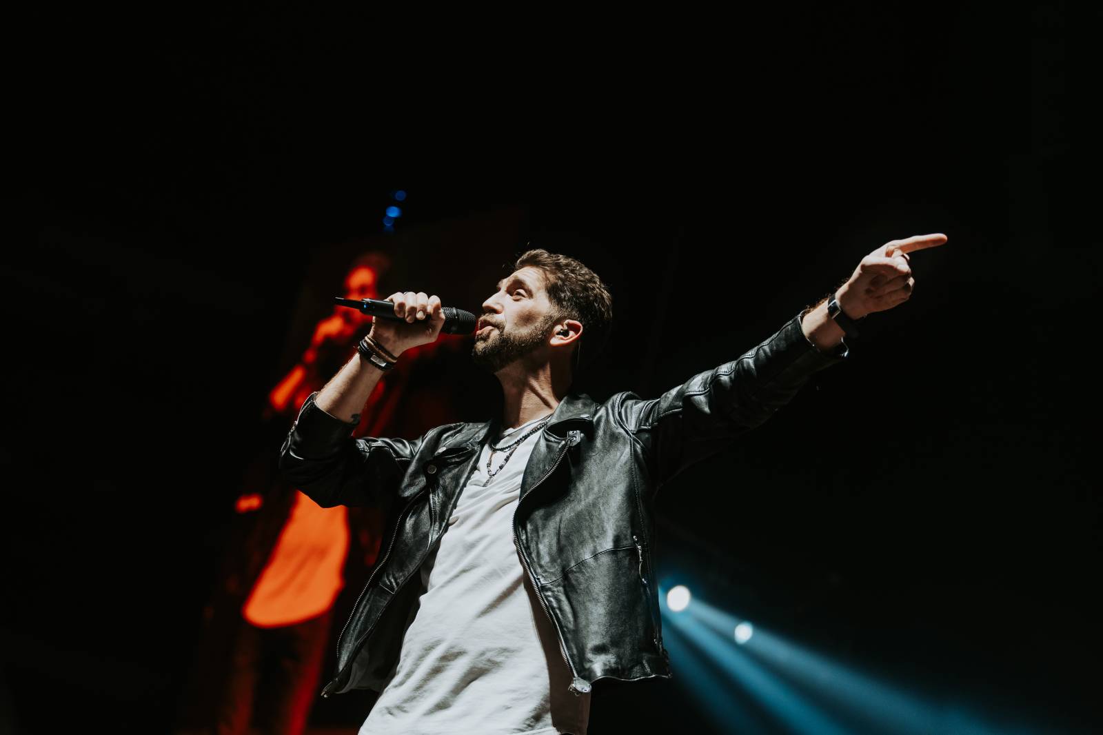 LIVE: Jelen si získal O2 arenu i bez efektů. Vsadil na čiré muzikantství a sílu svých písní