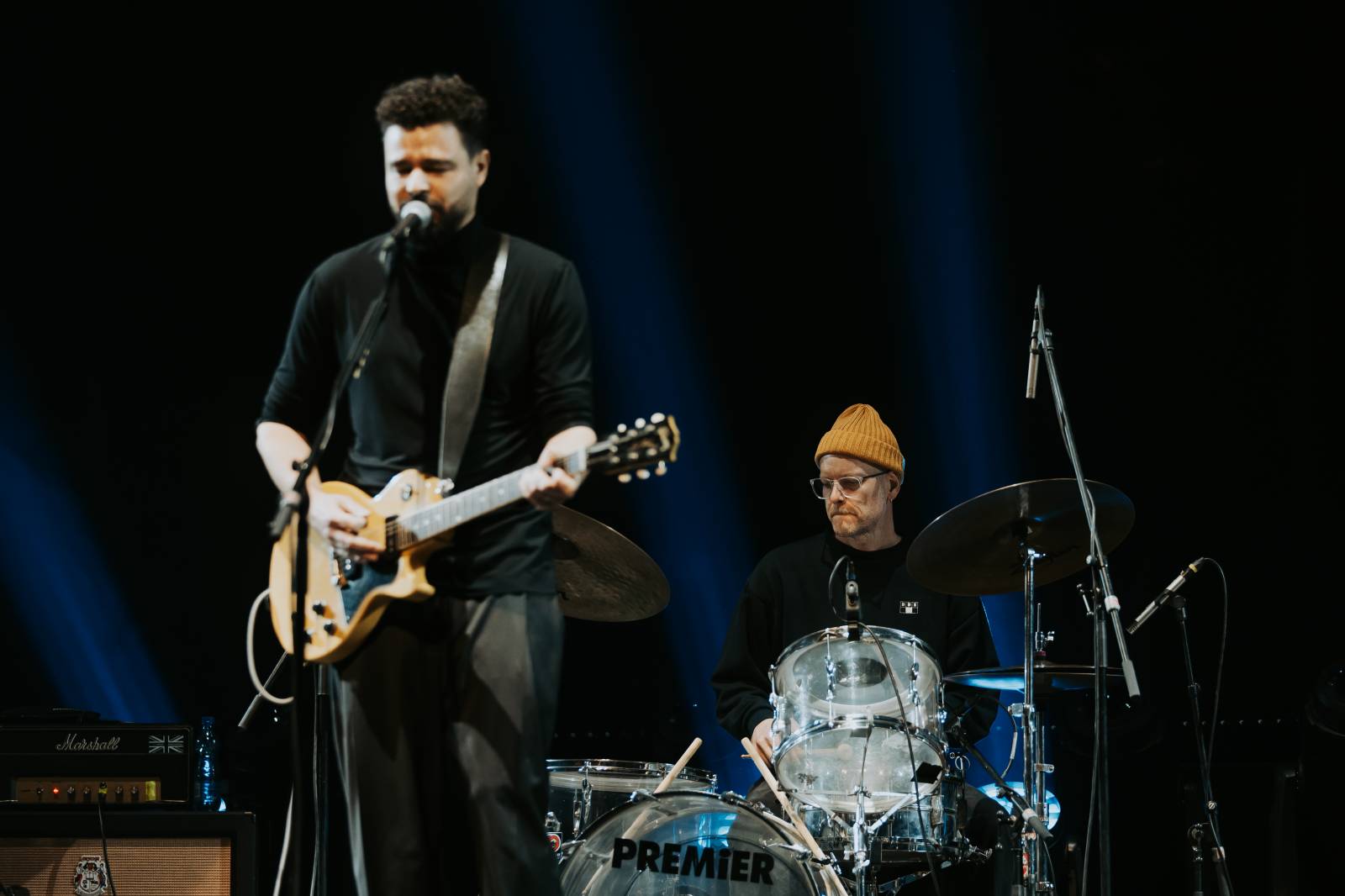 LIVE: Jelen si získal O2 arenu i bez efektů. Vsadil na čiré muzikantství a sílu svých písní