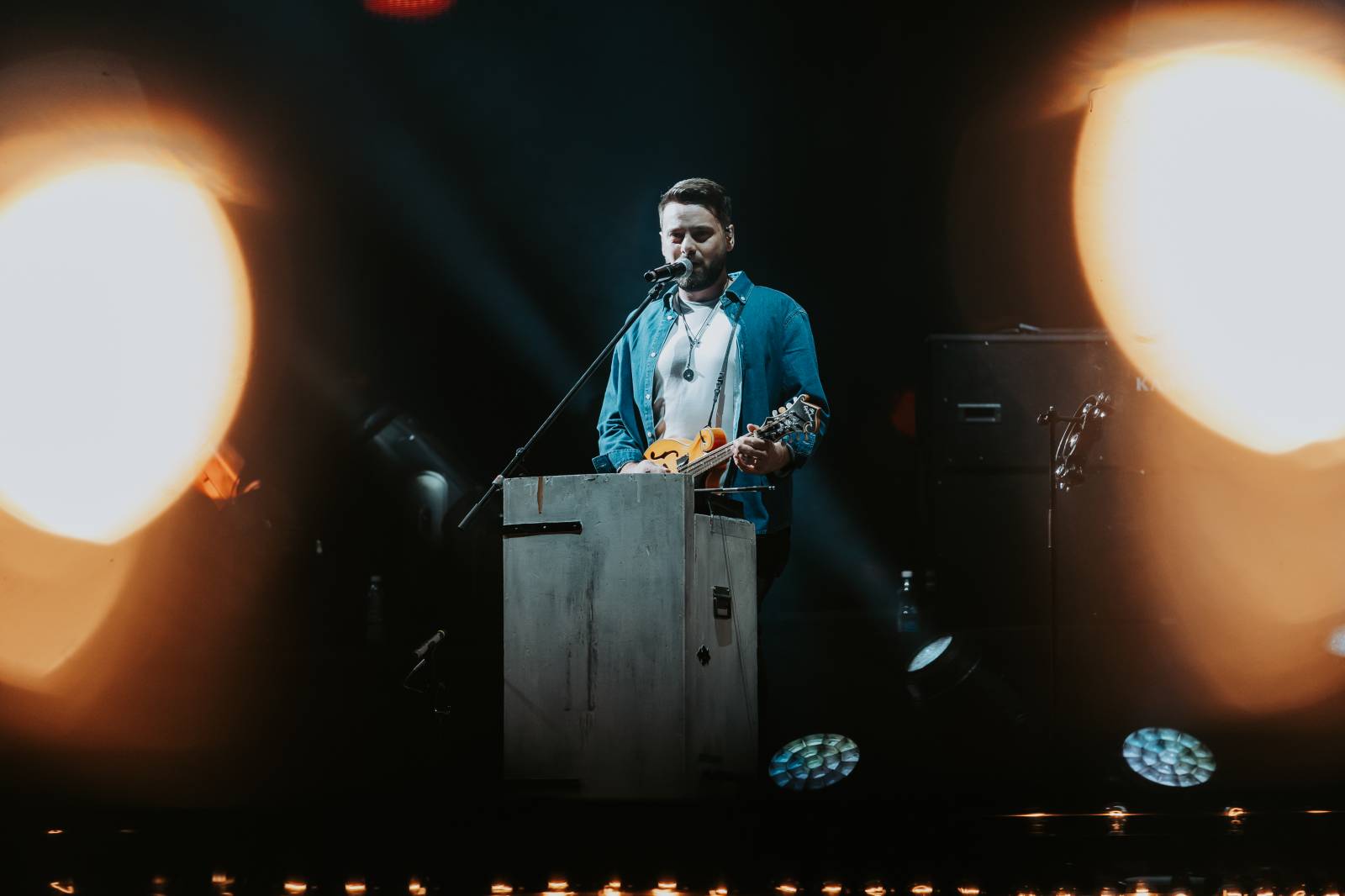 LIVE: Jelen si získal O2 arenu i bez efektů. Vsadil na čiré muzikantství a sílu svých písní