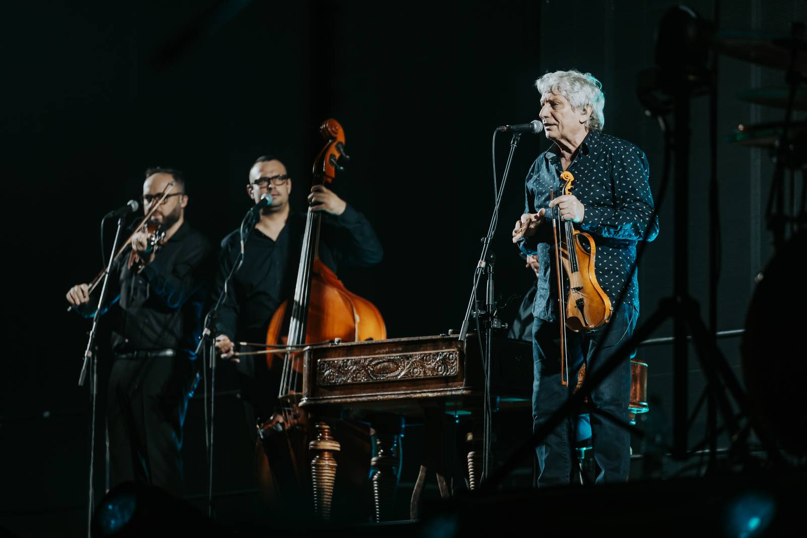 LIVE: Jelen si získal O2 arenu i bez efektů. Vsadil na čiré muzikantství a sílu svých písní