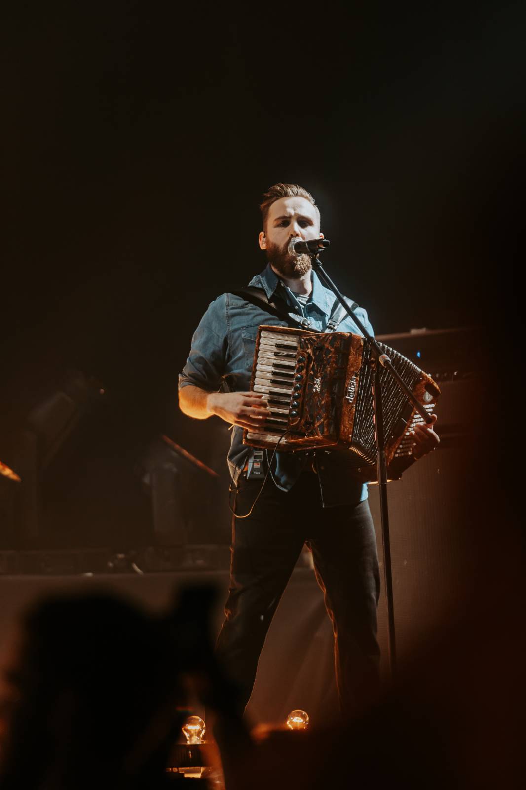 LIVE: Jelen si získal O2 arenu i bez efektů. Vsadil na čiré muzikantství a sílu svých písní