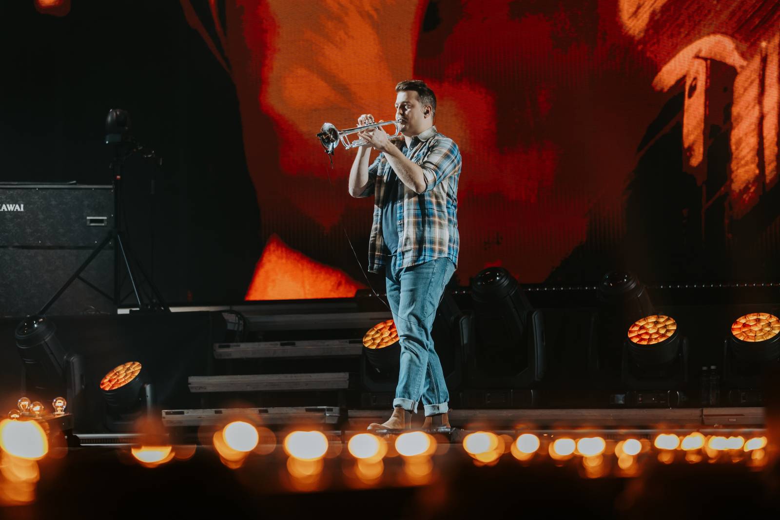 LIVE: Jelen si získal O2 arenu i bez efektů. Vsadil na čiré muzikantství a sílu svých písní