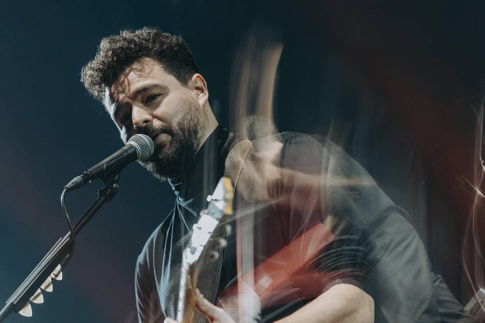 LIVE: Jelen si získal O2 arenu i bez efektů. Vsadil na čiré muzikantství a sílu svých písní