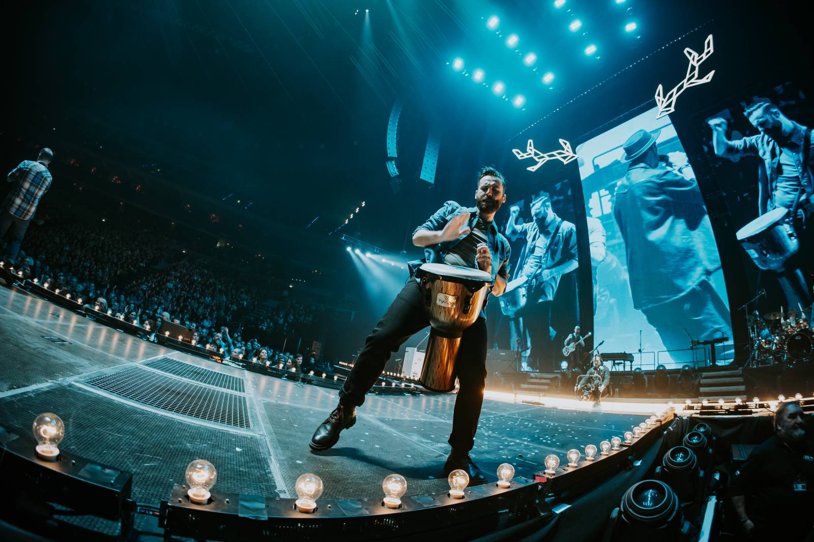 LIVE: Jelen si získal O2 arenu i bez efektů. Vsadil na čiré muzikantství a sílu svých písní