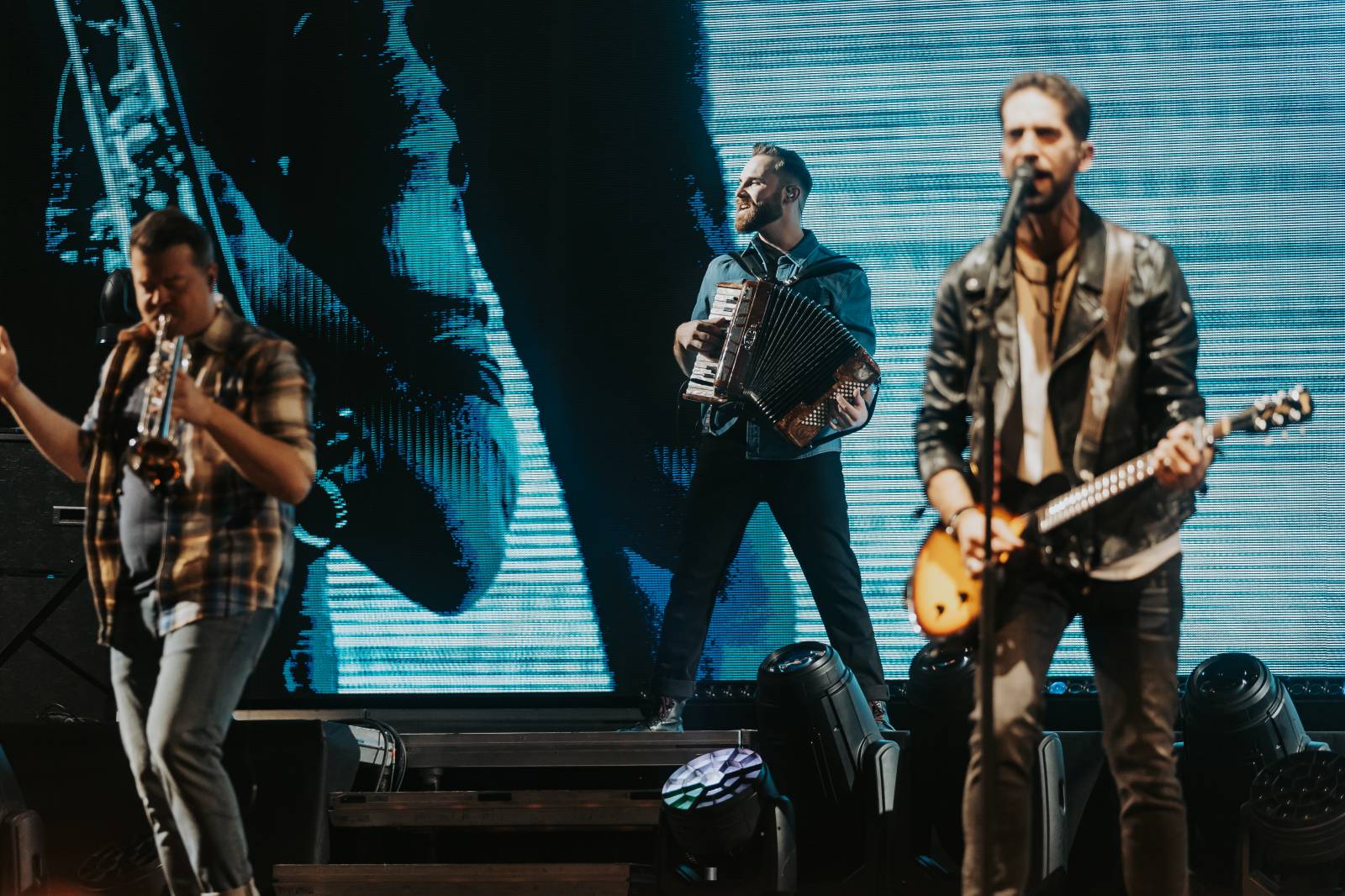 LIVE: Jelen si získal O2 arenu i bez efektů. Vsadil na čiré muzikantství a sílu svých písní