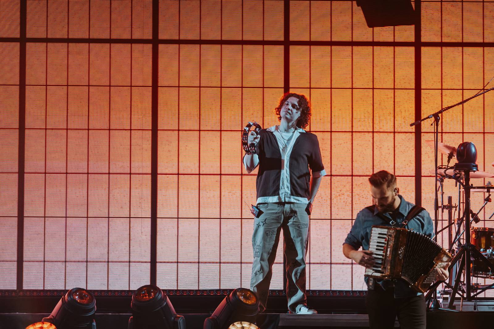 LIVE: Jelen si získal O2 arenu i bez efektů. Vsadil na čiré muzikantství a sílu svých písní