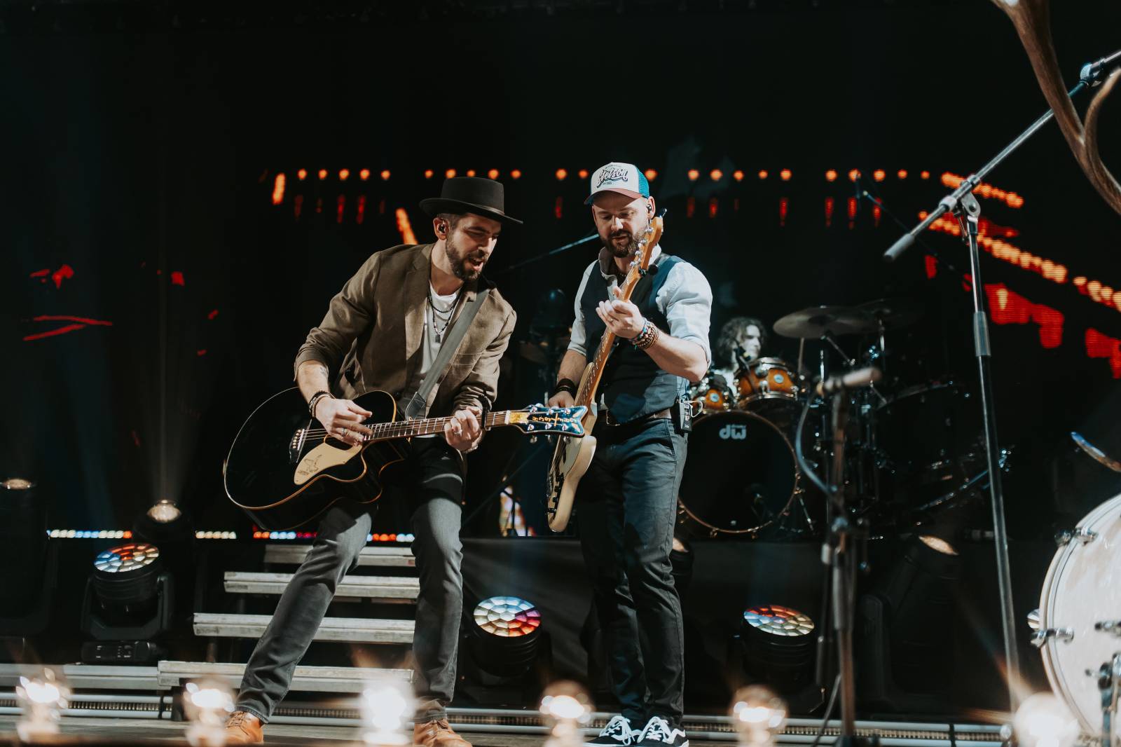 LIVE: Jelen si získal O2 arenu i bez efektů. Vsadil na čiré muzikantství a sílu svých písní