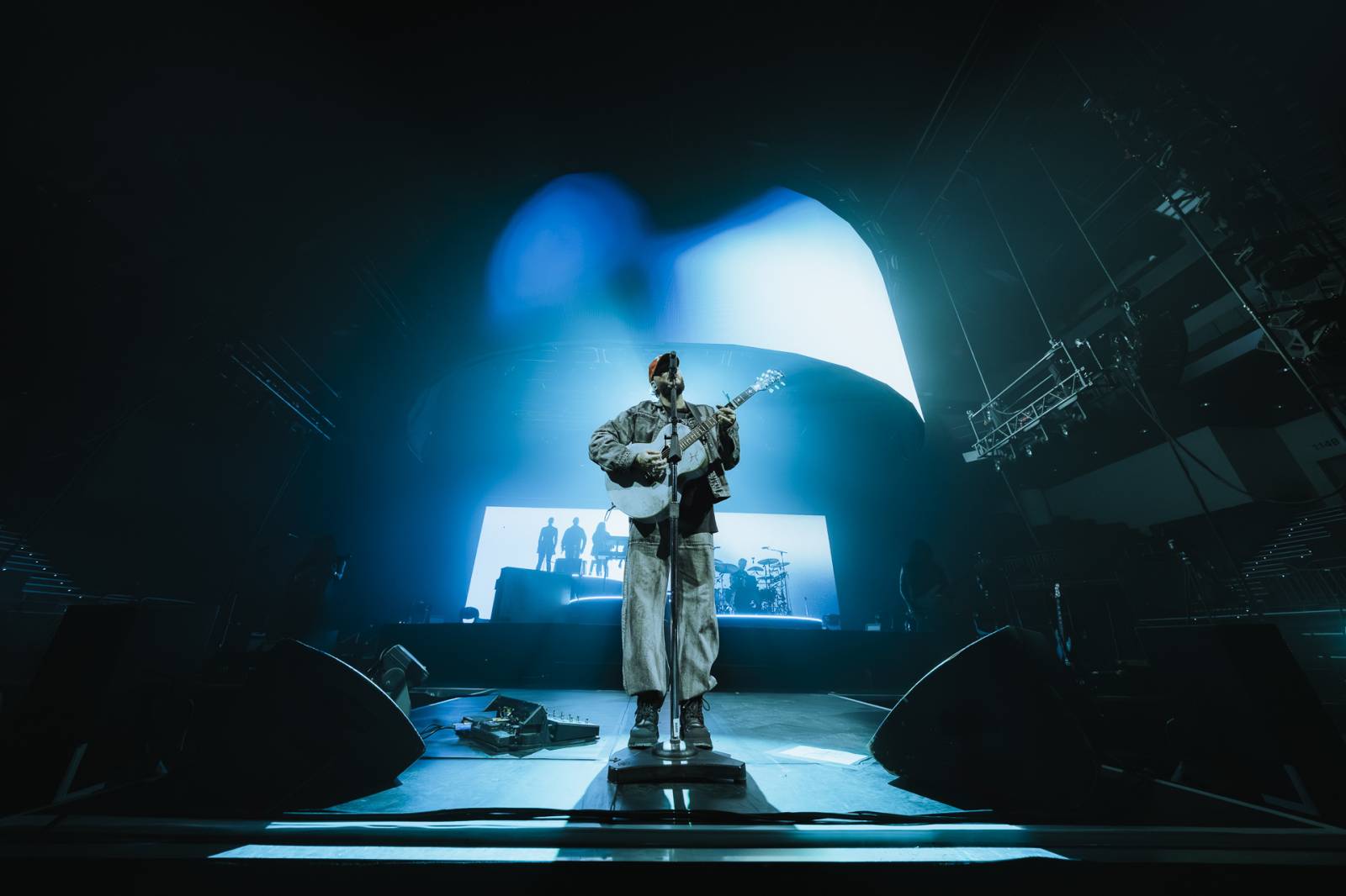 LIVE: James Arthur představil českému publiku své znamení zvěrokruhu. Zpívalo se karaoke i filmové písně