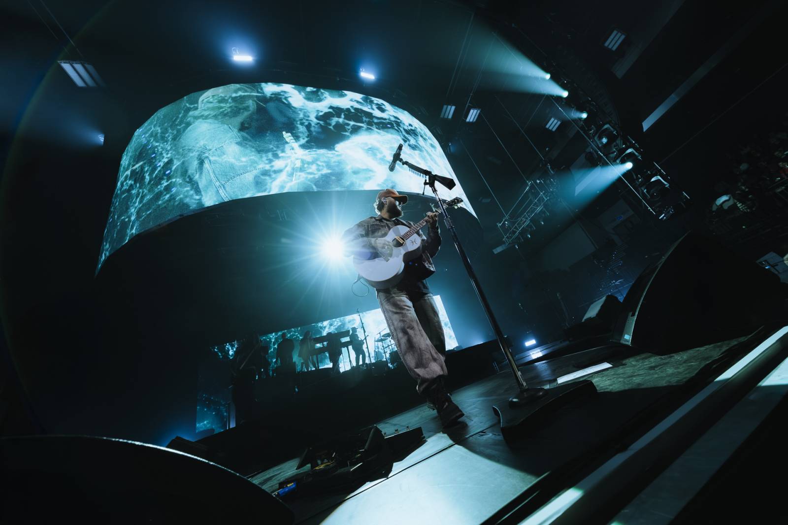 LIVE: James Arthur představil českému publiku své znamení zvěrokruhu. Zpívalo se karaoke i filmové písně