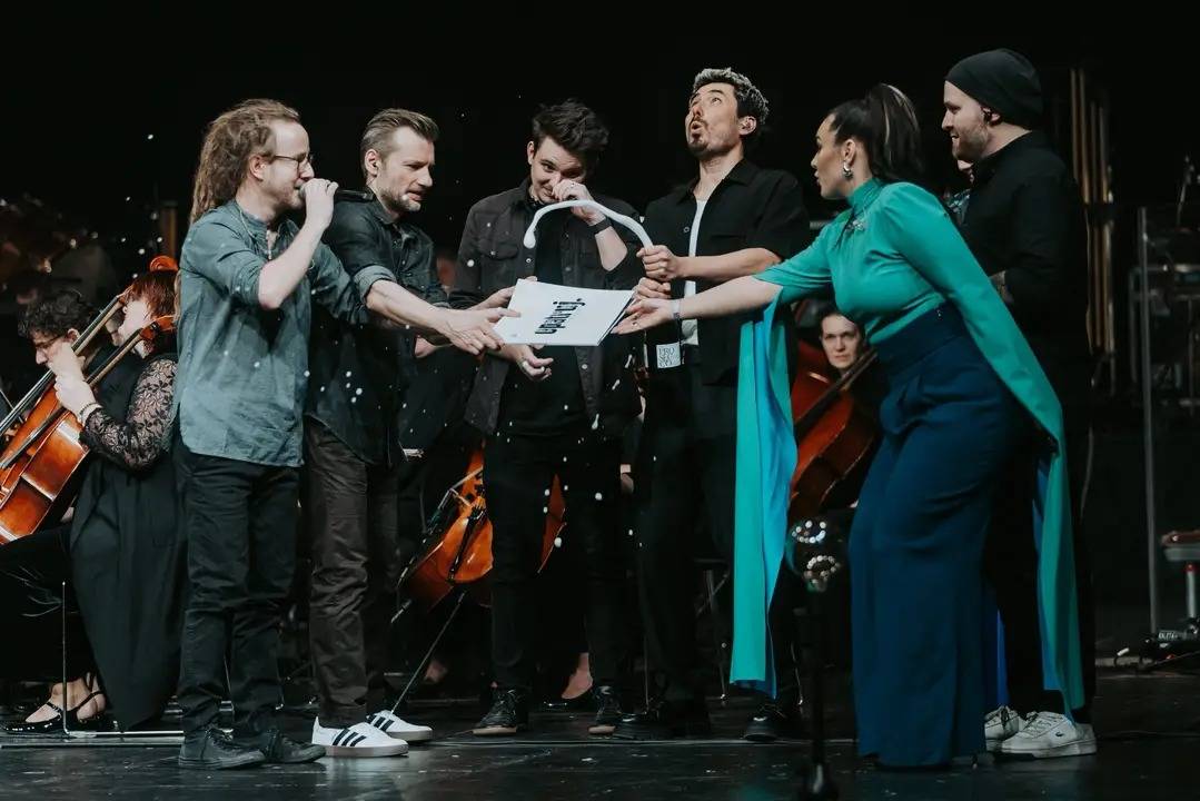 LIVE: V ostravském Gongu se vzpomínalo na Davida Stypku. Jeho památku uctili Ewa Farna, Kateřina Marie Tichá a Mirai Navrátil v doprovodu Bandjeez a Janáčkovy filharmonie