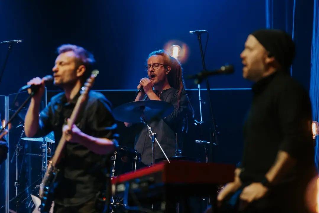 LIVE: V ostravském Gongu se vzpomínalo na Davida Stypku. Jeho památku uctili Ewa Farna, Kateřina Marie Tichá a Mirai Navrátil v doprovodu Bandjeez a Janáčkovy filharmonie