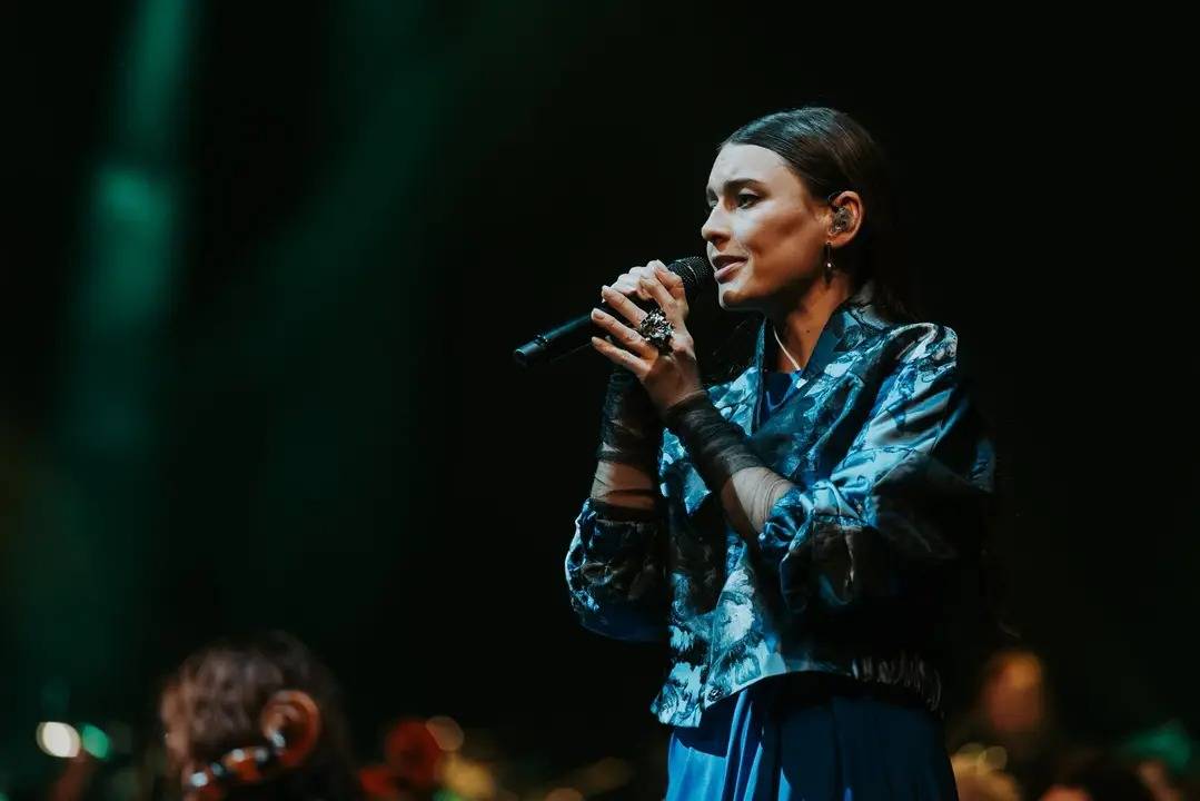 LIVE: V ostravském Gongu se vzpomínalo na Davida Stypku. Jeho památku uctili Ewa Farna, Kateřina Marie Tichá a Mirai Navrátil v doprovodu Bandjeez a Janáčkovy filharmonie