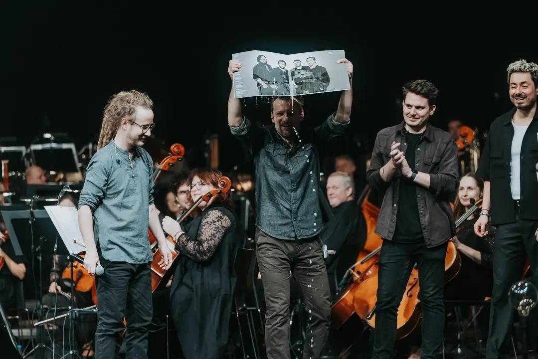 LIVE: V ostravském Gongu se vzpomínalo na Davida Stypku. Jeho památku uctili Ewa Farna, Kateřina Marie Tichá a Mirai Navrátil v doprovodu Bandjeez a Janáčkovy filharmonie