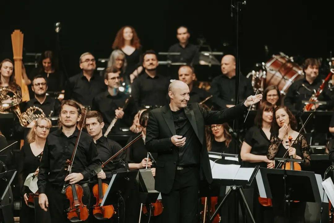LIVE: V ostravském Gongu se vzpomínalo na Davida Stypku. Jeho památku uctili Ewa Farna, Kateřina Marie Tichá a Mirai Navrátil v doprovodu Bandjeez a Janáčkovy filharmonie
