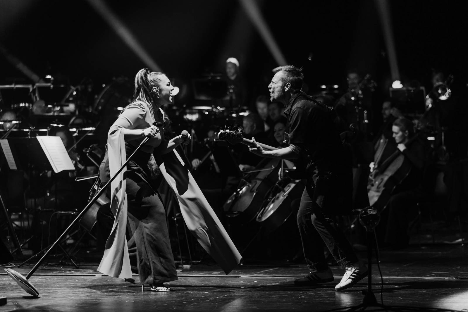 LIVE: V ostravském Gongu se vzpomínalo na Davida Stypku. Jeho památku uctili Ewa Farna, Kateřina Marie Tichá a Mirai Navrátil v doprovodu Bandjeez a Janáčkovy filharmonie