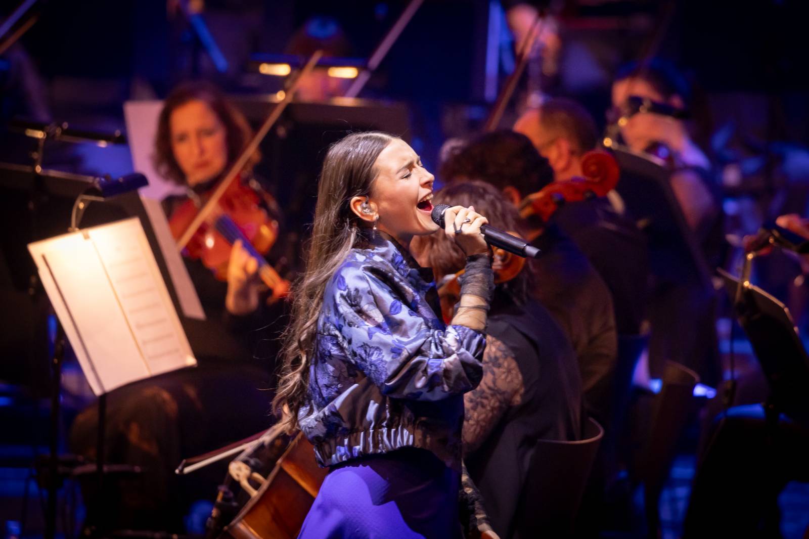 LIVE: V ostravském Gongu se vzpomínalo na Davida Stypku. Jeho památku uctili Ewa Farna, Kateřina Marie Tichá a Mirai Navrátil v doprovodu Bandjeez a Janáčkovy filharmonie