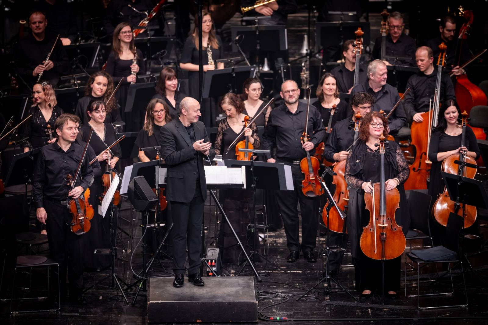 LIVE: V ostravském Gongu se vzpomínalo na Davida Stypku. Jeho památku uctili Ewa Farna, Kateřina Marie Tichá a Mirai Navrátil v doprovodu Bandjeez a Janáčkovy filharmonie