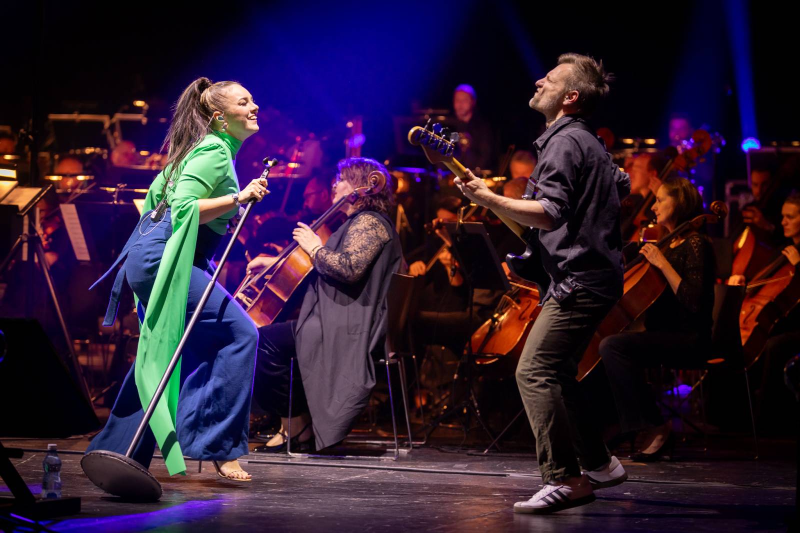 LIVE: V ostravském Gongu se vzpomínalo na Davida Stypku. Jeho památku uctili Ewa Farna, Kateřina Marie Tichá a Mirai Navrátil v doprovodu Bandjeez a Janáčkovy filharmonie