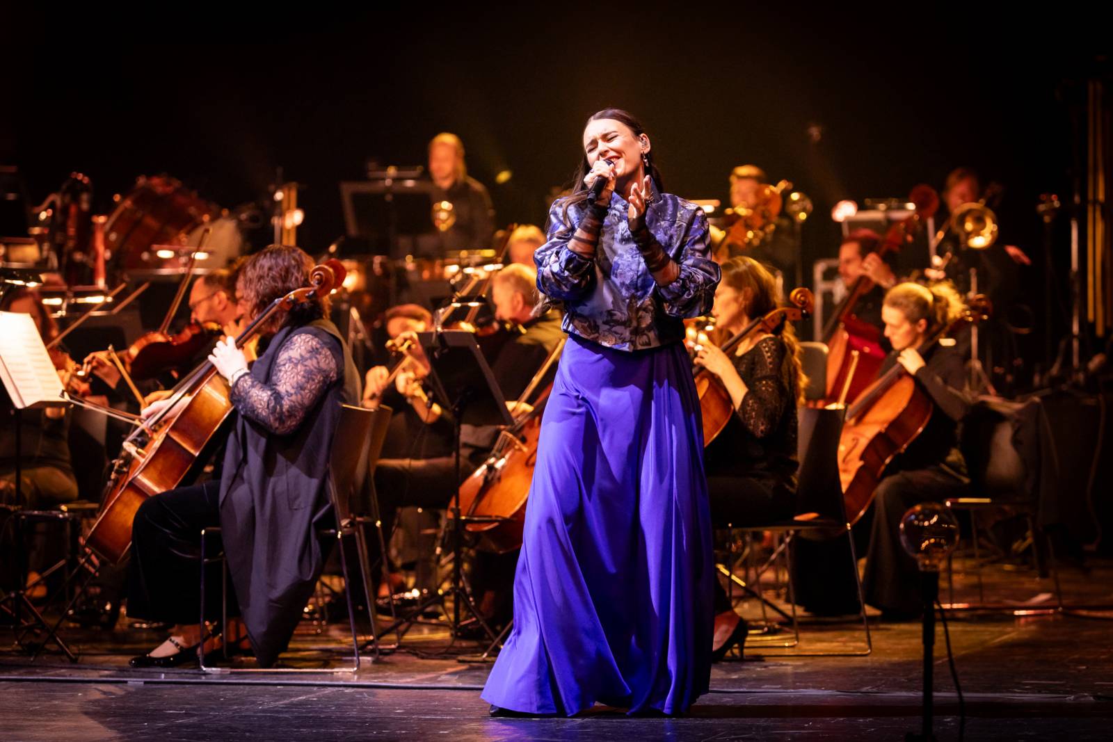 LIVE: V ostravském Gongu se vzpomínalo na Davida Stypku. Jeho památku uctili Ewa Farna, Kateřina Marie Tichá a Mirai Navrátil v doprovodu Bandjeez a Janáčkovy filharmonie