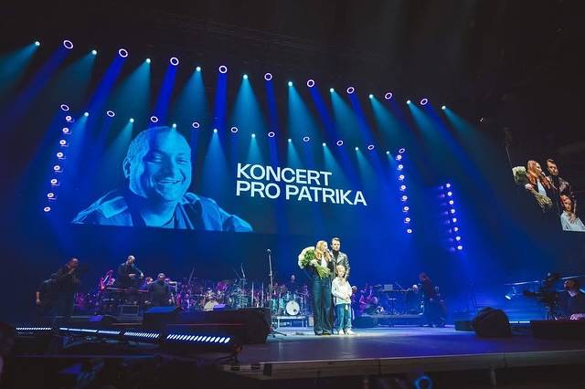 LIVE: Koncert pro Patrika přilákal hudební ikony napříč generacemi. Vystupující zahráli bez nároku na honorář 