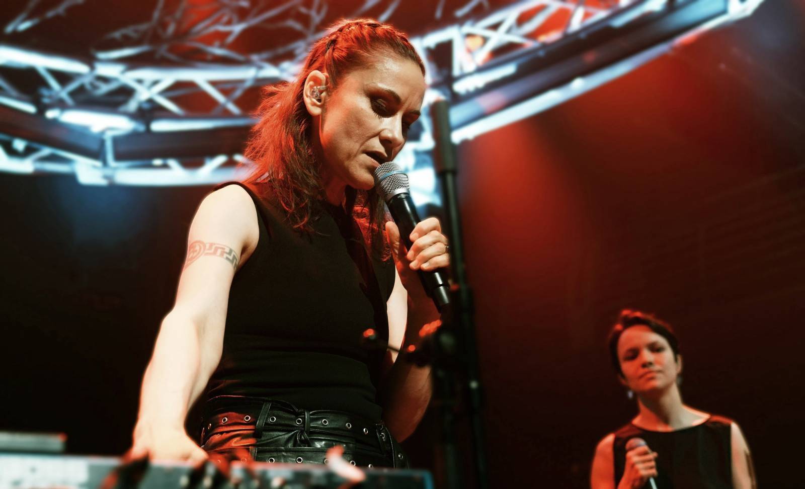 LIVE: Lenka Dusilová oslavila narozeniny v paláci Archa špičkovou show, po boku jí stáli David Koller či Čechomor