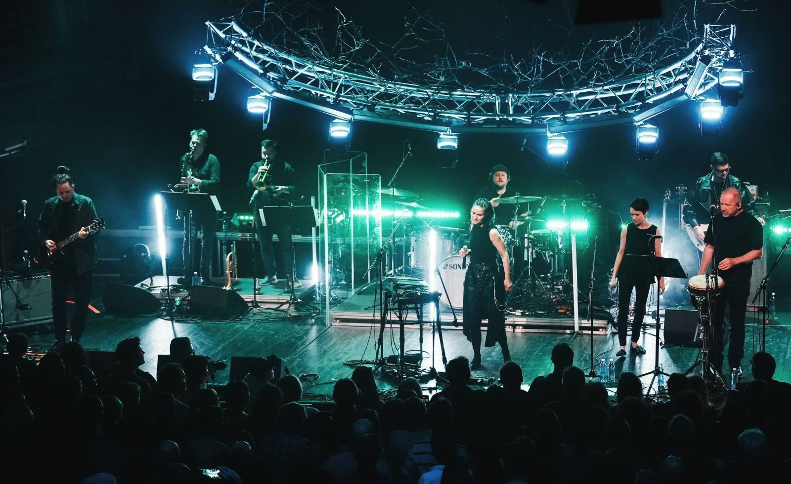 LIVE: Lenka Dusilová oslavila narozeniny v paláci Archa špičkovou show, po boku jí stáli David Koller či Čechomor