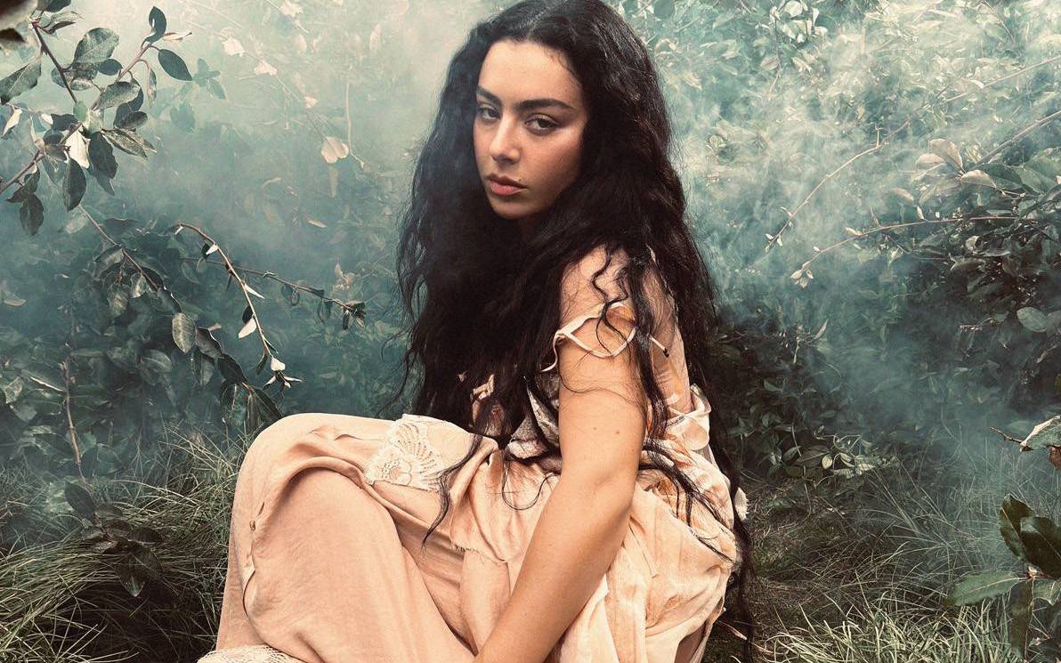 RECENZE: Charli XCX na albu Wuthering Heights umělecky dozrává