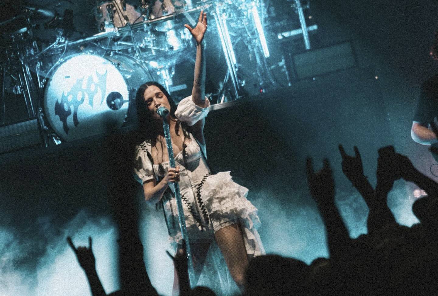 LIVE: Třpytivou Poppy nebylo v Praze téměř slyšet, crowdsurfeři pluli davem i pozpátku 