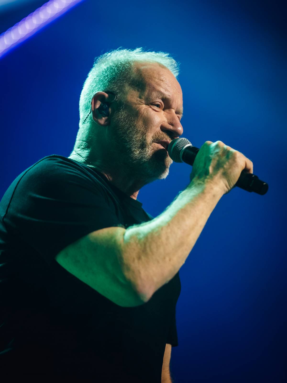 LIVE: David Koller s kapelou ve Foru Karlín spojili snovou atmosféričnost s rockovou gradací a „pokřtili