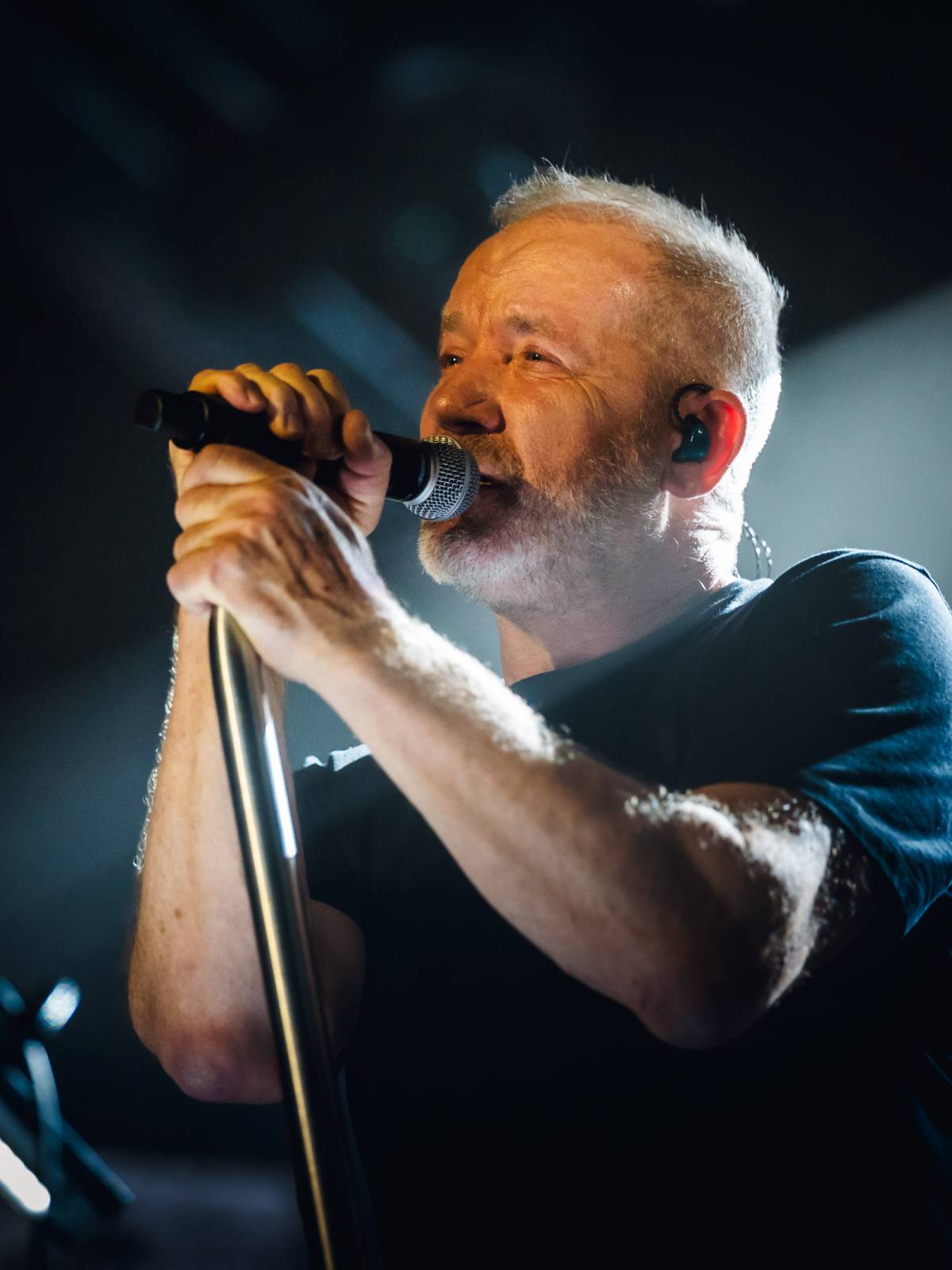 LIVE: David Koller s kapelou ve Foru Karlín spojili snovou atmosféričnost s rockovou gradací a „pokřtili