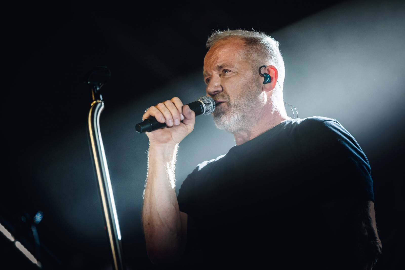 LIVE: David Koller s kapelou ve Foru Karlín spojili snovou atmosféričnost s rockovou gradací a „pokřtili