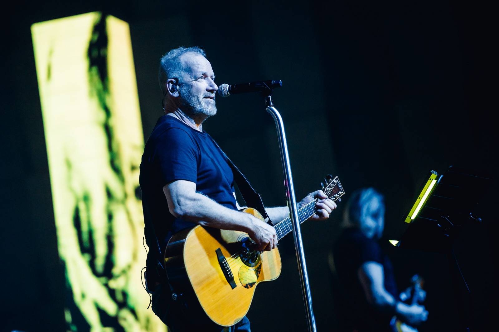 LIVE: David Koller s kapelou ve Foru Karlín spojili snovou atmosféričnost s rockovou gradací a „pokřtili