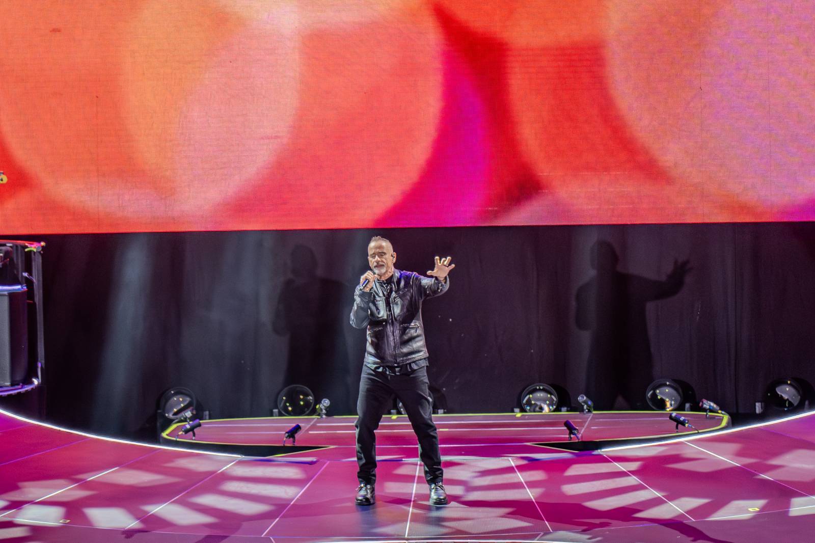 LIVE: Eros Ramazzotti v Praze. Žádná okázalá show, jen silné písně a gesta, kterými si zpěvák podmanil celou halu