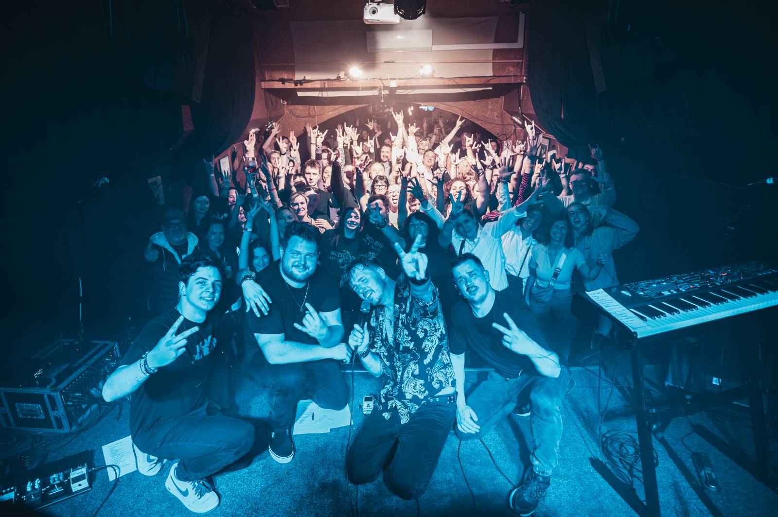 LIVE: Jary Tauber s hostem Petrem Kolářem rozhicovali fanynky na lodi Kamina Boat v Praze