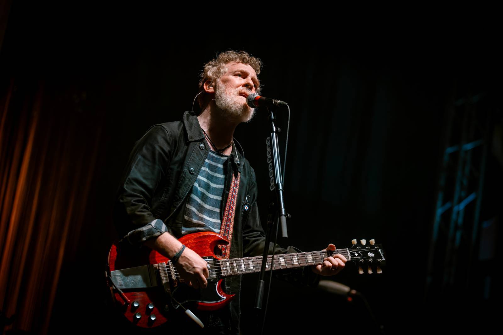 LIVE: Glen Hansard zahodil svou image barda. V Praze byl tentokrát za rockera