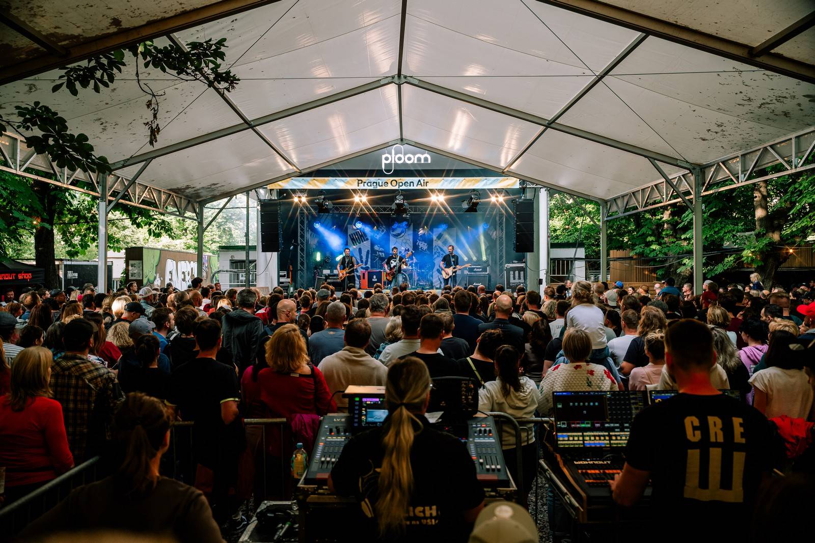 LIVE: Wohnout slaví třicet let na scéně. Rozžhavili a roztančili fanoušky v Riegrových sadech