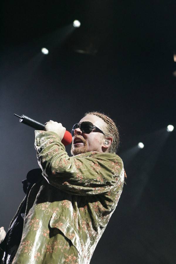 RETRO 2000 | Guns N' Roses poprvé v samostatné České republice. Nechali na sebe čekat až do čtvrt na dvanáct