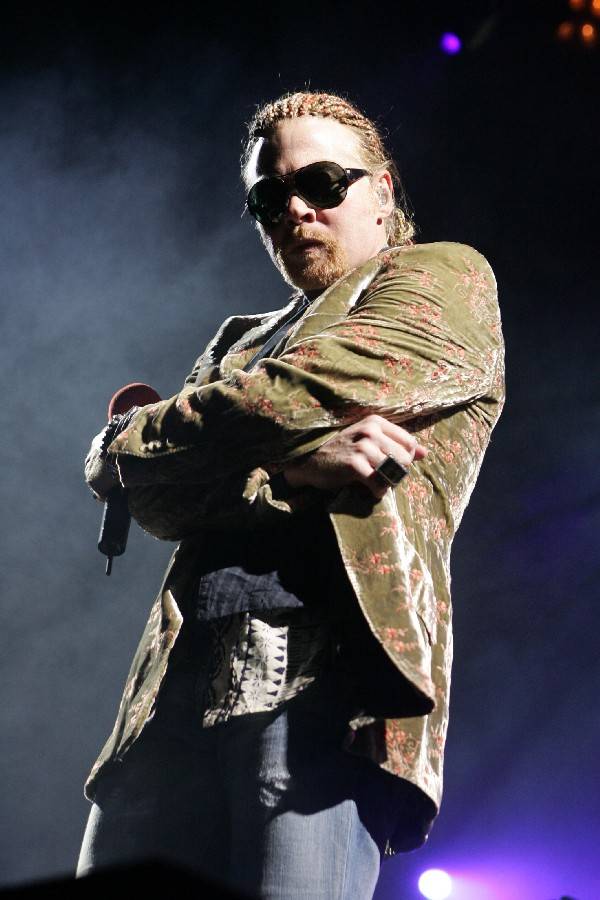 RETRO 2000 | Guns N' Roses poprvé v samostatné České republice. Nechali na sebe čekat až do čtvrt na dvanáct