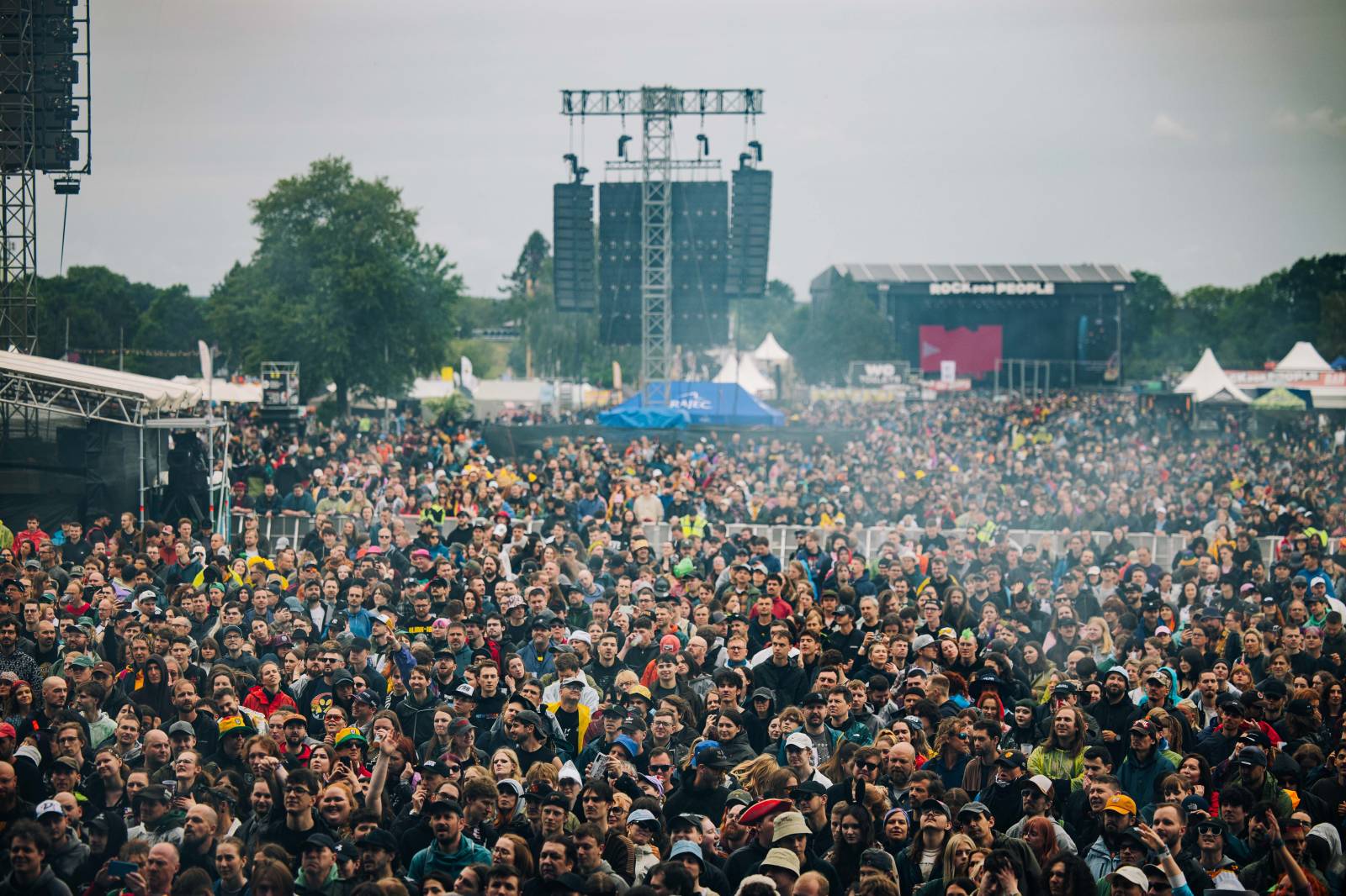LIVE: Rock for People, den první. Gorillaz vypadl zvuk, Megadeth se loučili s českými fanoušky a Electric Callboy oblékli uhozené špičaté vesty