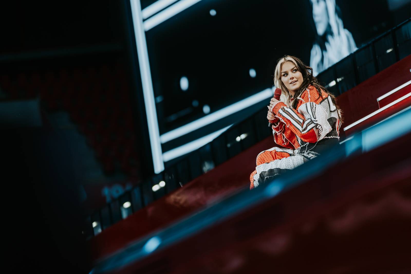 LIVE: Ewa Farna v Edenu dojímala a předvedla prvotřídní show. Publikum vzala do svého dětského pokoje, skvěle zpívala i tančila