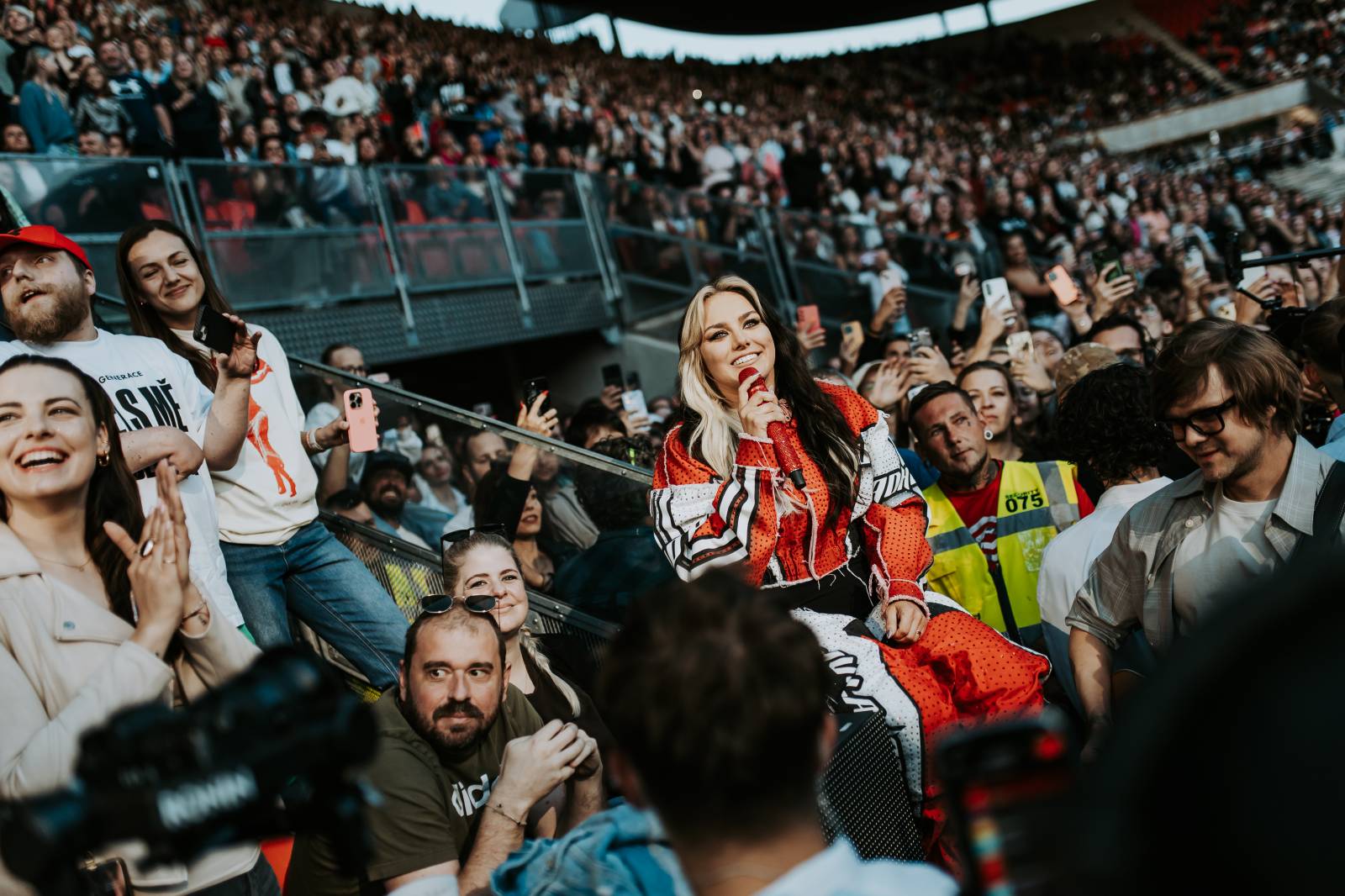 LIVE: Ewa Farna v Edenu dojímala a předvedla prvotřídní show. Publikum vzala do svého dětského pokoje, skvěle zpívala i tančila