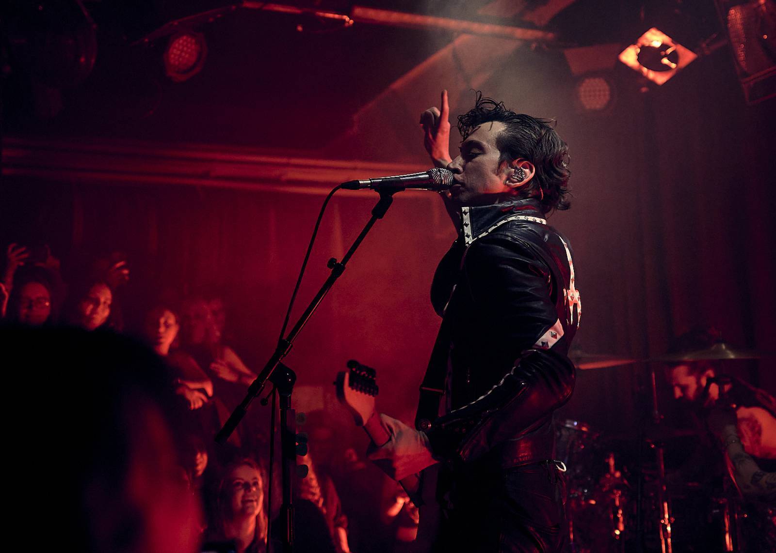 RECENZE: Des Rocs bere na novém albu posluchače do pekla. Je plné vyladěného rocku