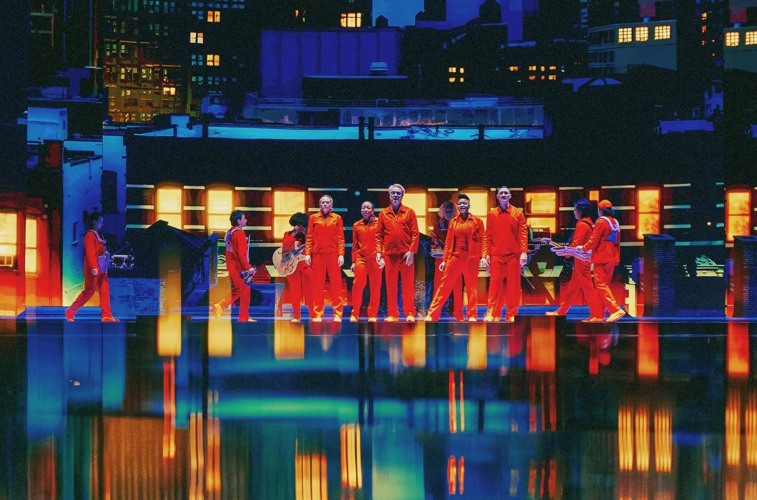 LIVE: Vizuální podívaná jako z jiného světa. David Byrne se v Praze předvedl i jako tanečník, neopomněl hity Talking Heads