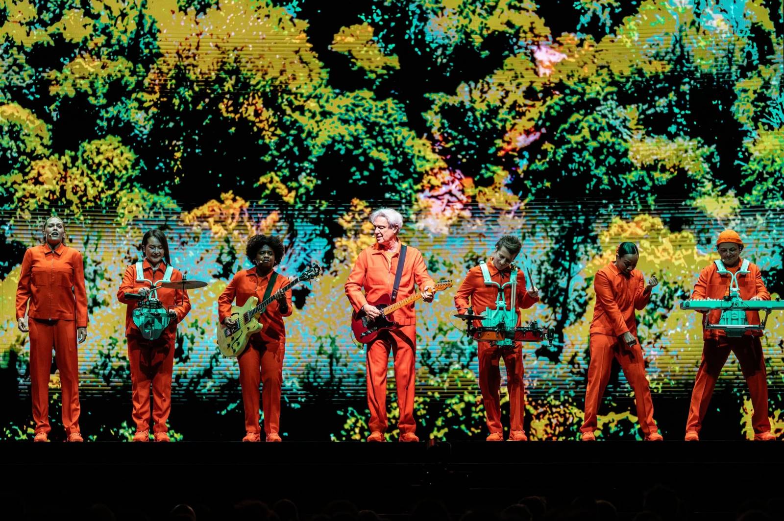 LIVE: Vizuální podívaná jako z jiného světa. David Byrne se v Praze předvedl i jako tanečník, neopomněl hity Talking Heads